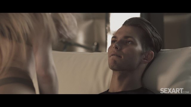 Молодая телка хочет эротичного секса с другом брата