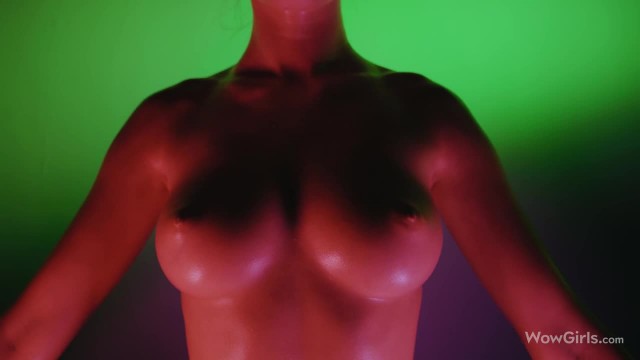 Обнажение девушки, заставляющее задуматься о сексе